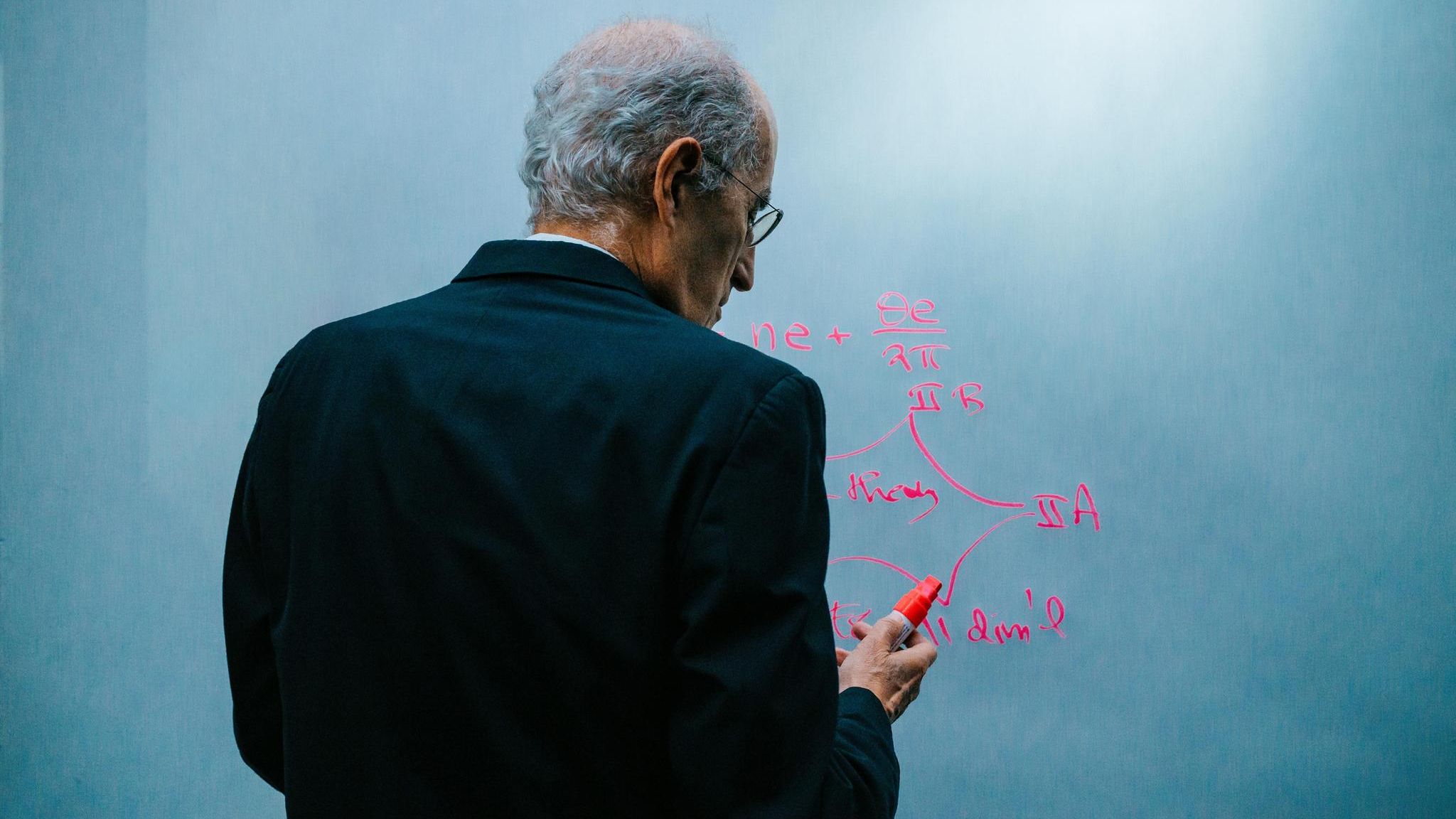 Edward Witten hat die Physik seit den 1980ern wie kaum ein anderer geprägt. Mit seiner Stringtheorie will er nicht weniger als alles: die finale Erklärung des Universums liefern. Doch das Mammutprojekt ist in der Krise. Und was es über die Natur berichtet, ist selbst für den "Einstein unserer Zeit" schwer zu akzeptieren