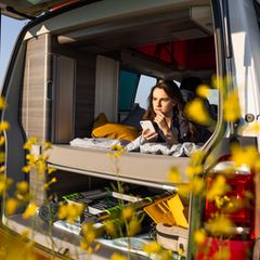 Campinglager: Im ausgebauten Van reicht der Platz für ein richtiges Bett. Flexiblere Matratzen fürs Auto lassen sich dafür platzsparend verstauen, wenn sie nicht gebraucht werden