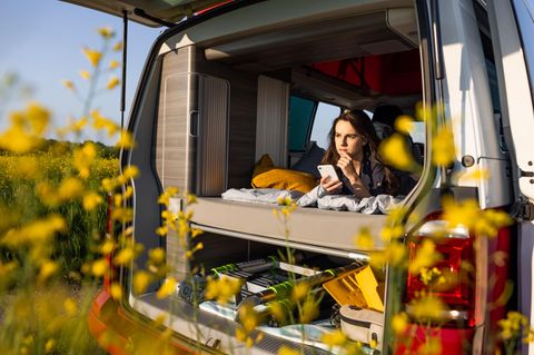 Campinglager: Im ausgebauten Van reicht der Platz für ein richtiges Bett. Flexiblere Matratzen fürs Auto lassen sich dafür platzsparend verstauen, wenn sie nicht gebraucht werden
