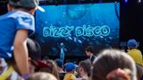 Los ging es mit Dizzy Disco. Der glitzernde Delfin sang und tanzte und animierte die Kinder Meerestiere zu imitieren: So verwandelte sich die Arena in einen großen Ozean aus Krebsen, Seepferdchen und Quallen – ein tierisches Getümmel.