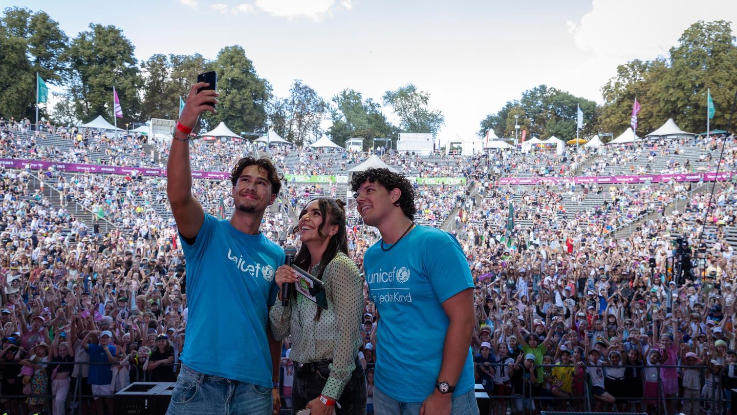Wichtiger Besuch: Benedikt und Donat, die sich beim Kinderhilfswerk UNICEF engagieren, erzählten wie sich sich für Kinderrechte einsetzen – und verewigten sich mit Jess und den Gästen auf einem Selfie. Danke, dass Ihr mit dabei wart!