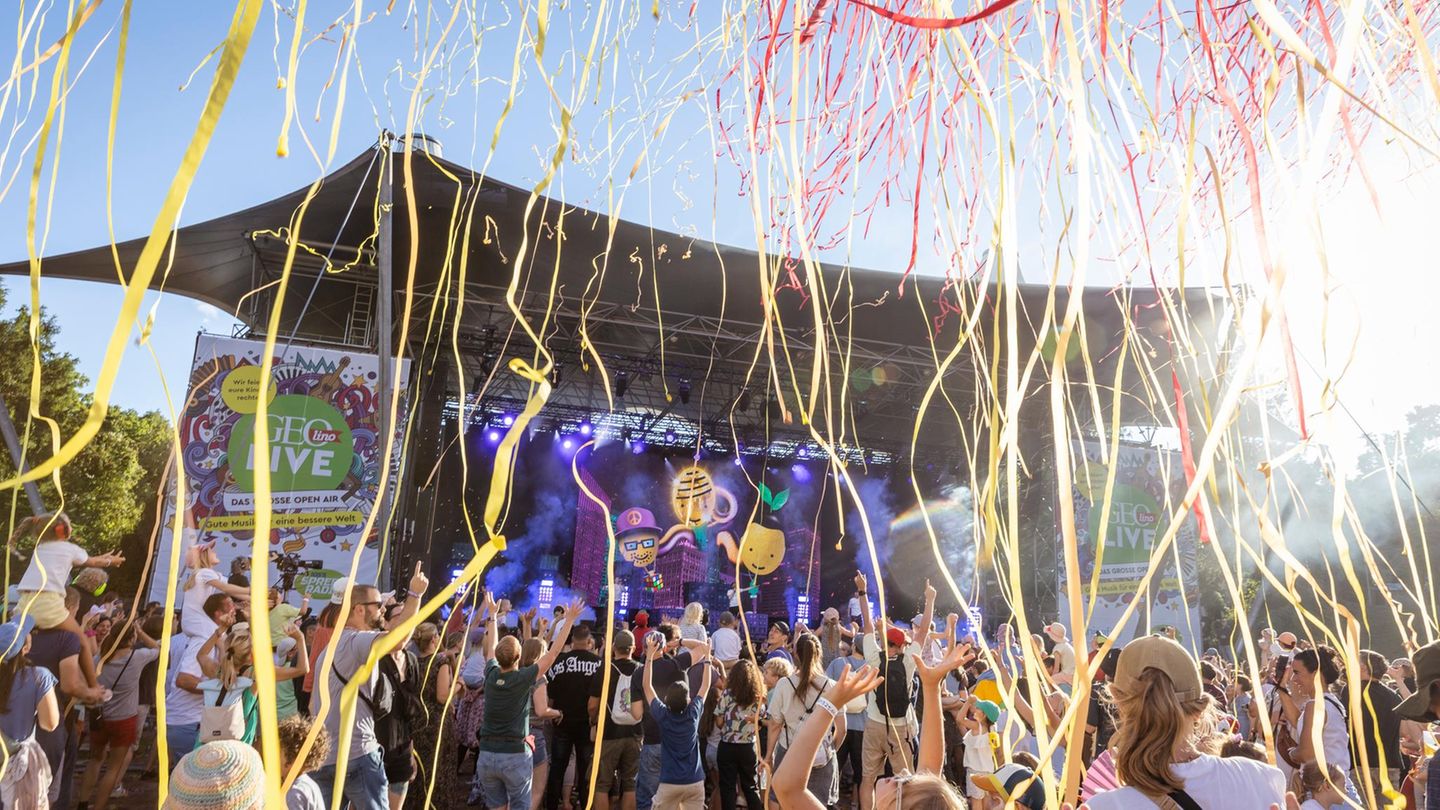 Rückblick : Sommerwetter, Luftschlangen und gute Musik: Auch in diesem Jahr haben wir bei GEOlino LIVE wieder ein rauschendes Fest gefeiert. Bis zum Abend tanzten, sangen, hüpften und feierten alle gemeinsam ein großes Fest. Im Mittelpunkt standen wie immer die Kinder und ihre Kinderrechte. Bestens! Sommerwetter, Luftschlangen und gute Musik: Auch in diesem Jahr haben wir bei GEOlino LIVE wieder ein rauschendes Fest gefeiert. Bis zum Abend tanzten, sangen, hüpften und feierten alle gemeinsam ein großes Fest. Im Mittelpunkt standen wie immer die Kinder und ihre Kinderrechte. Bestens!