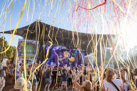 Sommerwetter, Luftschlangen und gute Musik: Auch in diesem Jahr haben wir bei GEOlino LIVE wieder ein rauschendes Fest gefeiert. Bis zum Abend tanzten, sangen, hüpften und feierten alle gemeinsam ein großes Fest. Im Mittelpunkt standen wie immer die Kinder und ihre Kinderrechte. Bestens!