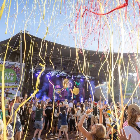 Sommerwetter, Luftschlangen und gute Musik: Auch in diesem Jahr haben wir bei GEOlino LIVE wieder ein rauschendes Fest gefeiert. Bis zum Abend tanzten, sangen, hüpften und feierten alle gemeinsam ein großes Fest. Im Mittelpunkt standen wie immer die Kinder und ihre Kinderrechte. Bestens!