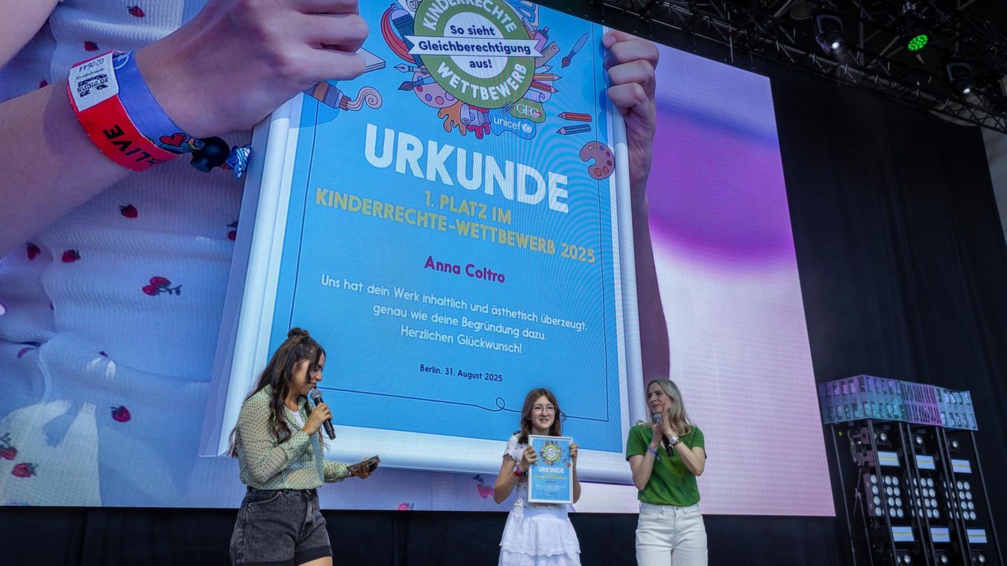 Rückblick : Einer der Höhepunkte: Wir durften GEOlino-Leserin Anna als Gewinnerin unseres Kinderrechte-Wettbewerbs küren. Sie hatte zum Thema Gleichberechtigung das überzeugendste Bild eingereicht. Jess und Verena von GEOlino überreichten ihr dazu eine Urkunde. Herzlichen Glückwunsch Anna! Einer der Höhepunkte: Wir durften GEOlino-Leserin Anna als Gewinnerin unseres Kinderrechte-Wettbewerbs küren. Sie hatte zum Thema Gleichberechtigung das überzeugendste Bild eingereicht. Jess und Verena von GEOlino überreichten ihr dazu eine Urkunde. Herzlichen Glückwunsch Anna!