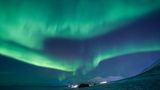 Die Sonne sinkt und kehrt nicht zurück. Auf Spitzbergen beginnt im Oktober die dunkle Jahreszeit. Doch die Polarnacht ist nicht trostlos, sondern hat ihren eigenen Zauber, erzählt Cecilia Blomdahl: Frühstück unter einem Himmel voller Sterne, Schlaf im milden Schein des Mondes, und darüber schwebt das flüchtige Nordlicht. Vier Monate ruht die märchenhafte Eislandschaft im Dunkeln – und leuchtet doch.
