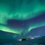 Die Sonne sinkt und kehrt nicht zurück. Auf Spitzbergen beginnt im Oktober die dunkle Jahreszeit. Doch die Polarnacht ist nicht trostlos, sondern hat ihren eigenen Zauber, erzählt Cecilia Blomdahl: Frühstück unter einem Himmel voller Sterne, Schlaf im milden Schein des Mondes, und darüber schwebt das flüchtige Nordlicht. Vier Monate ruht die märchenhafte Eislandschaft im Dunkeln – und leuchtet doch.
