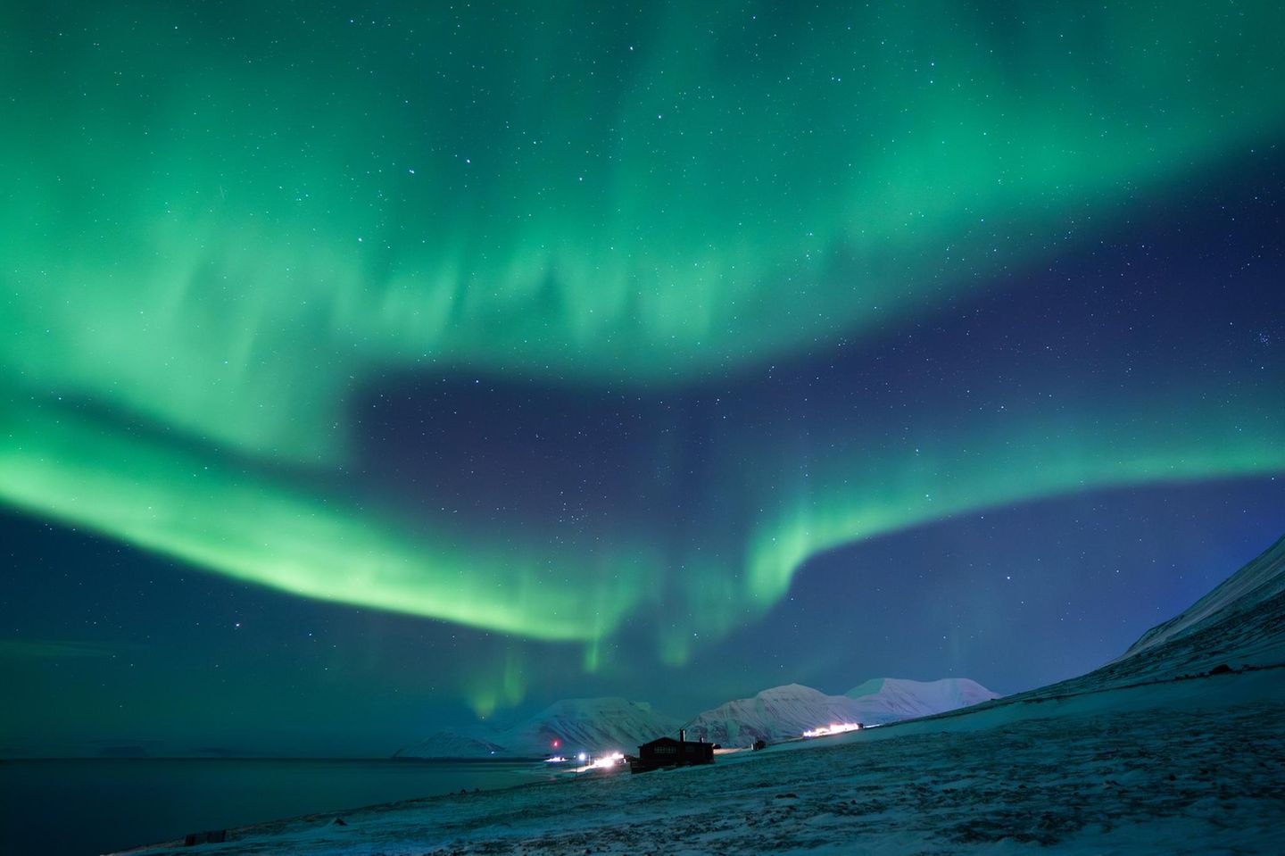 Polarnacht Die Sonne sinkt und kehrt nicht zurück. Auf Spitzbergen beginnt im Oktober die dunkle Jahreszeit. Doch die Polarnacht ist nicht trostlos, sondern hat ihren eigenen Zauber, erzählt Cecilia Blomdahl: Frühstück unter einem Himmel voller Sterne, Schlaf im milden Schein des Mondes, und darüber schwebt das flüchtige Nordlicht. Vier Monate ruht die märchenhafte Eislandschaft im Dunkeln – und leuchtet doch.