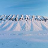 Während der Rest der Welt dem Frühling entgegenblickt, beginnt im hohen Norden der sonnige Winter. Der Februar schimmert noch in sanften Pastelltönen, doch das Licht kehrt zurück. Mitte März erlebt Spitzbergen bereits acht Stunden Sonne täglich – und mit ihr erwacht die Insel. Schneemobile gleiten durch gefrorene Täler, erreichen Gebiete, die monatelang nicht zugänglich waren. Die Bewohner fahren hinaus, campen in einsamen Hütten und beobachten Polarfüchse, Rentiere und Robben in der weiten, stillen Landschaft. Jetzt zeigt sich die Arktis von ihrer schönsten Seite – hell, klar und scheinbar grenzenlos. Die Sonne scheint nun Tag für Tag etwas länger, bis sie am 19. April gar nicht mehr untergeht.