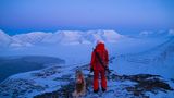 Der Aufstieg zum Platafjellet ist steil, doch die Mühe lohnt sich: Vom Gipfel des Tafelbergs öffnet sich ein atemberaubender Blick auf Longyearbyen. Immer mit dabei – ein Gewehr. "Hier auf Spitzbergen wagen wir uns nie ohne Schusswaffe in die Wildnis", erzählt Auswanderin Cecilia Blomdahl. Denn im Notfall könnte sie der einzige Schutz vor Eisbären sein. Schließlich kann man den mächtigen Tieren hier jederzeit begegnen. Als Blomdahl ihren Umzug vorbereitete, erschien ihr der Gedanke, für jeden Spaziergang eine Waffe mitzunehmen, noch befremdlich. Heute gehört es zum Alltag. Die Mitnahme von Waffe, Signalstift und Leuchtpistole ist auf Spitzbergen sogar vom Gouverneursbüro vorgeschrieben – nicht zum Jagen, sondern zur Abschreckung. Ein Schuss darf nur in lebensbedrohlichen Situationen fallen. Wird dabei tatsächlich ein Tier getötet, folgt stets eine gründliche Untersuchung.