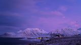 Mit Ende 20 reiste die Schwedin Cecilia Blohmdahl zum ersten Mal nach Longyearbyen, einer kleinen, arktischen Stadt auf Spitzbergen. Dort herrscht ein extremer Rhythmus aus Licht und Dunkelheit: vier Monate völlige Dunkelheit während der Polarnacht, gefolgt von vier Monaten ununterbrochener Sonne während des Polartags. Wer sich hinauswagt, begegnet womöglich Polarfüchsen, Rentieren – oder einem Eisbären. In dieser rauen, zugleich betörend schönen Welt fand Blohmdahl, Fotografin und Influencerin ihr neues Zuhause. Auf Social Media und in ihrem Bildband "Spitzbergen" erzählt sie vom Alltag in der letzten Stadt vor dem Nordpol.
