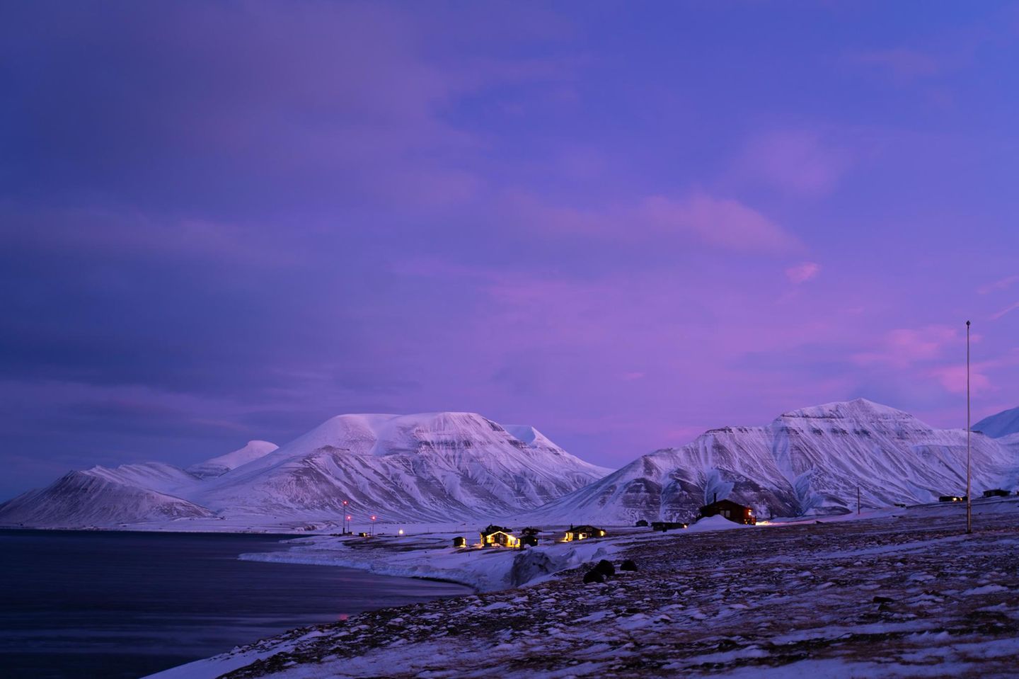 Umzug ans Ende der Welt Mit Ende 20 reiste die Schwedin Cecilia Blohmdahl zum ersten Mal nach Longyearbyen, einer kleinen, arktischen Stadt auf Spitzbergen. Dort herrscht ein extremer Rhythmus aus Licht und Dunkelheit: vier Monate völlige Dunkelheit während der Polarnacht, gefolgt von vier Monaten ununterbrochener Sonne während des Polartags. Wer sich hinauswagt, begegnet womöglich Polarfüchsen, Rentieren – oder einem Eisbären. In dieser rauen, zugleich betörend schönen Welt fand Blohmdahl, Fotografin und Influencerin ihr neues Zuhause. Auf Social Media und in ihrem Bildband "Spitzbergen" erzählt sie vom Alltag in der letzten Stadt vor dem Nordpol.