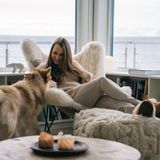 Wenn draußen der eisige Wind über Longyearbyen fegt, knistert in Cecilia Blohmdahls Haus der Ofen. Ihr Heim am Stadtrand hat sie mit ihrem Partner vergrößert – heute ist es doppelt so groß wie früher. Ein Ausbau, der Geduld und Nerven kostete. Auf Spitzbergen baut man nicht einfach. Hier wartet man auf Genehmigungen, kämpft mit der Logistik – und stellt Häuser auf Pfähle, um sie im gefrorenen Boden zu verankern. Denn die Landfläche besteht zum größten Teil aus Permafrost oder Dauerfrostboden. Blohmdahl aber hatte Glück. Ihr Grundstück liegt zwar nah am Wasser, doch der Boden darunter ist massiver Fels. Deshalb droht kein Absacken oder Abrutschen ins Meer – das Haus wird bleiben, wo es steht.