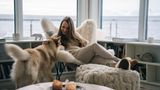 Wenn draußen der eisige Wind über Longyearbyen fegt, knistert in Cecilia Blohmdahls Haus der Ofen. Ihr Heim am Stadtrand hat sie mit ihrem Partner vergrößert – heute ist es doppelt so groß wie früher. Ein Ausbau, der Geduld und Nerven kostete. Auf Spitzbergen baut man nicht einfach. Hier wartet man auf Genehmigungen, kämpft mit der Logistik – und stellt Häuser auf Pfähle, um sie im gefrorenen Boden zu verankern. Denn die Landfläche besteht zum größten Teil aus Permafrost oder Dauerfrostboden. Blohmdahl aber hatte Glück. Ihr Grundstück liegt zwar nah am Wasser, doch der Boden darunter ist massiver Fels. Deshalb droht kein Absacken oder Abrutschen ins Meer – das Haus wird bleiben, wo es steht.
