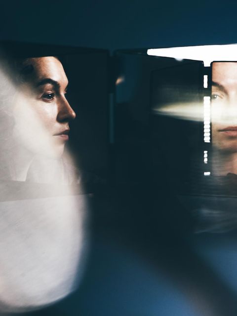 Ein Frauengesicht spiegelt sich aus mehreren Perspektiven in Spiegeln