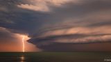 Wuchtiges Unwetter: Eine gewaltige Wolkenformation schiebt sich über die Küste, eingefangen am australischen Kings Beach. Fasziniert von dieser Urgewalt wartete Fotograf Darren Wassell auf den entscheidenden Moment – und erwischte den einzigen Blitz, der sich aus der Wolke zur Erde entlud. Ein Bild von elementarer Kraft, das die australische Natur in ihrer atemberaubenden, unbändigen Form einfängt. 