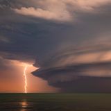 Wuchtiges Unwetter: Eine gewaltige Wolkenformation schiebt sich über die Küste, eingefangen am australischen Kings Beach. Fasziniert von dieser Urgewalt wartete Fotograf Darren Wassell auf den entscheidenden Moment – und erwischte den einzigen Blitz, der sich aus der Wolke zur Erde entlud. Ein Bild von elementarer Kraft, das die australische Natur in ihrer atemberaubenden, unbändigen Form einfängt. 