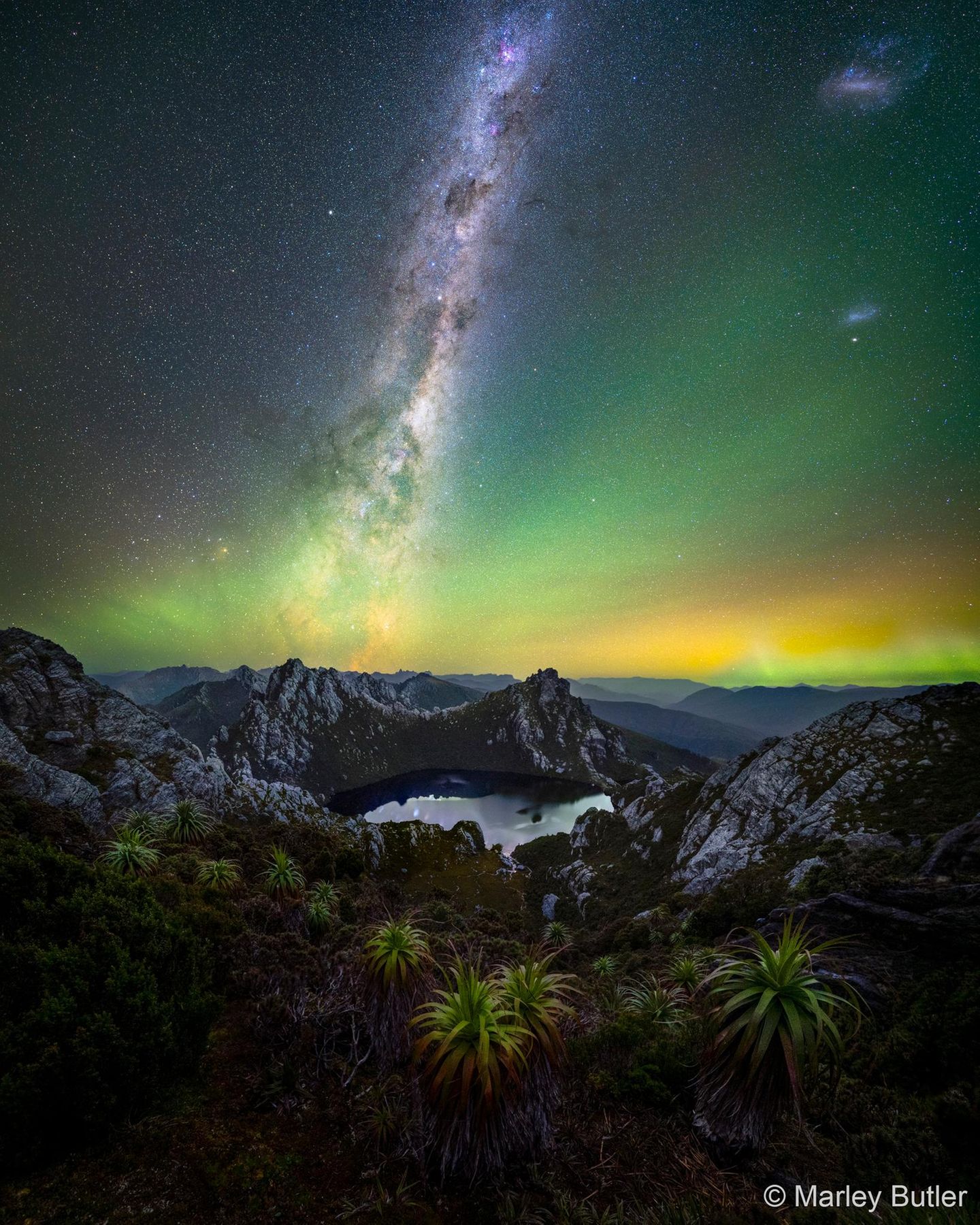 Sieg in der Kategorie Astrofotografie: "Oberon Kenobie" Der Bildtitel ist clever gemixt aus Uranus-Mond und Jedi-Meister. Kein Wunder, schließlich wirkt das Siegerfoto vom nächtlichen Bergsee in Tasmaniens Wildnis beinahe wie von einem fremden Planeten.