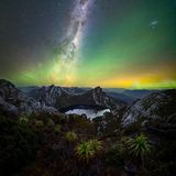 Der Bildtitel ist clever gemixt aus Uranus-Mond und Jedi-Meister. Kein Wunder, schließlich wirkt das Siegerfoto vom nächtlichen Bergsee in Tasmaniens Wildnis beinahe wie von einem fremden Planeten.