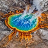 Dampf steigt aus dem sehr farbenfrohenden Geysir im Yellowstone auf