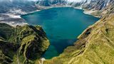 Türkisblaues Wasser umgeben von steilen Bergwänden am Mount Pinatubo