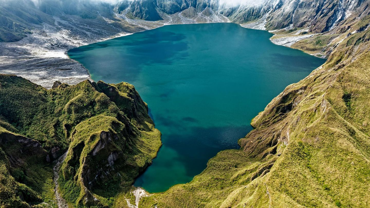Türkisblaues Wasser umgeben von steilen Bergwänden am Mount Pinatubo
