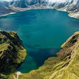Türkisblaues Wasser umgeben von steilen Bergwänden am Mount Pinatubo