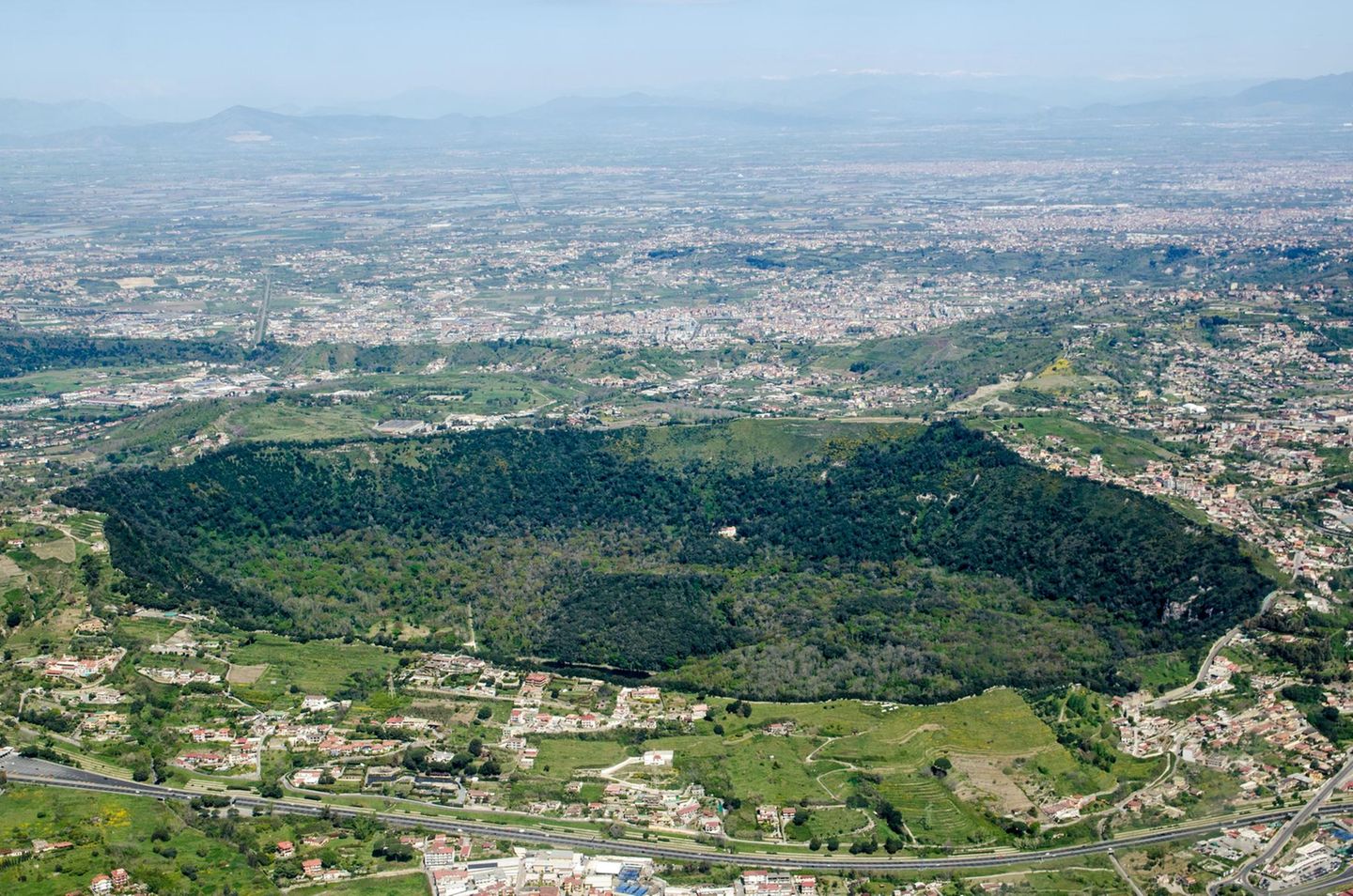 Phlegräische Felder, Italien Ein großes Waldbedecktes Feld umgeben von Wohnhäusern
