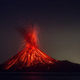Lawa speiender Vulkan Krakatoa in Indonesien bei Nacht