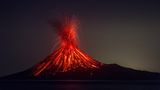 Lawa speiender Vulkan Krakatoa in Indonesien bei Nacht