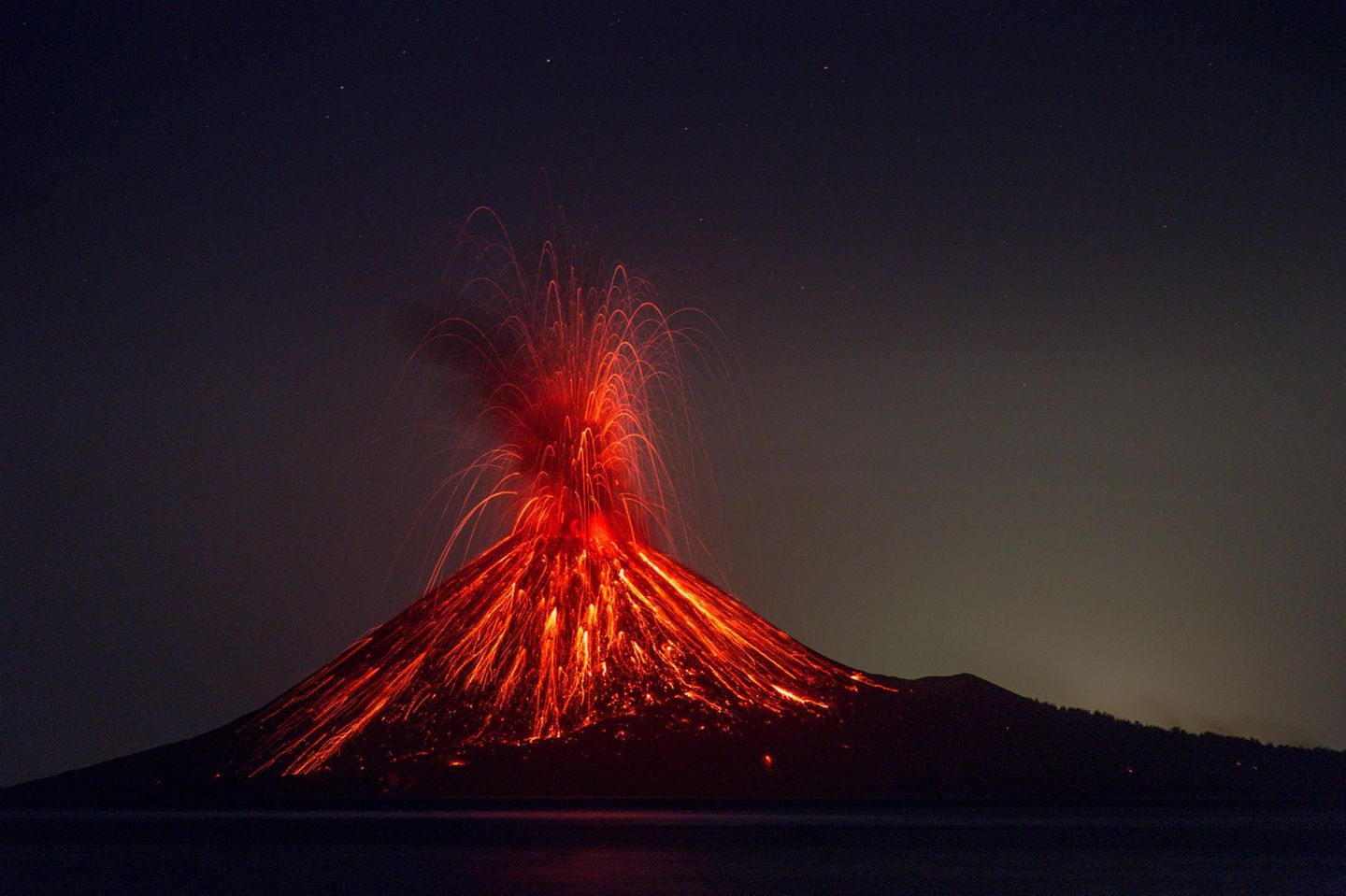 Lawa speiender Vulkan Krakatoa in Indonesien bei Nacht