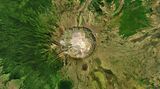 Mount Tambora: Grüne Landschaft auf der sich ein kreisrunder Krater abzeichnet