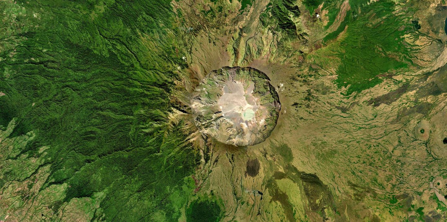 Mount Tambora: Grüne Landschaft auf der sich ein kreisrunder Krater abzeichnet