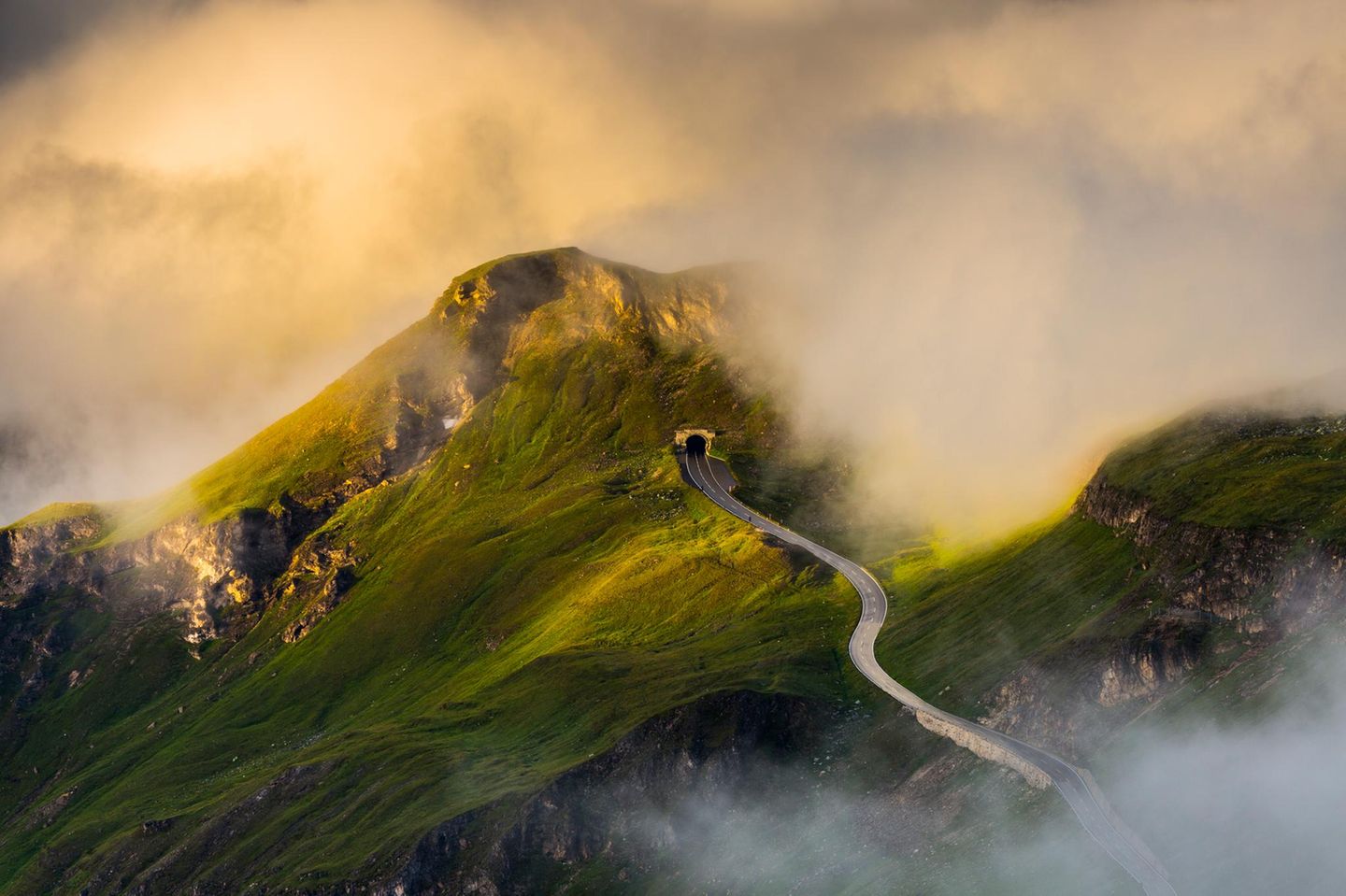 Serpentinen der Großglockner Hochalpenstraße in den Wolken