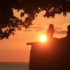 Zwei Menschen bei Sonnenuntergang im Gespräch