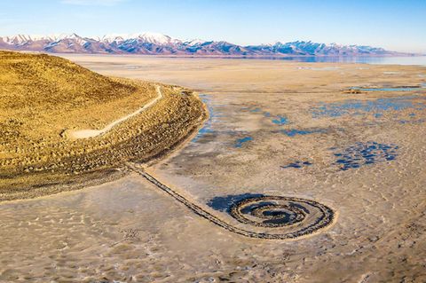 Aus der Tiefe gespeist: Inmitten der ausgetrockneten Playa des Great Salt Lake tauchen bewachsene Inseln auf