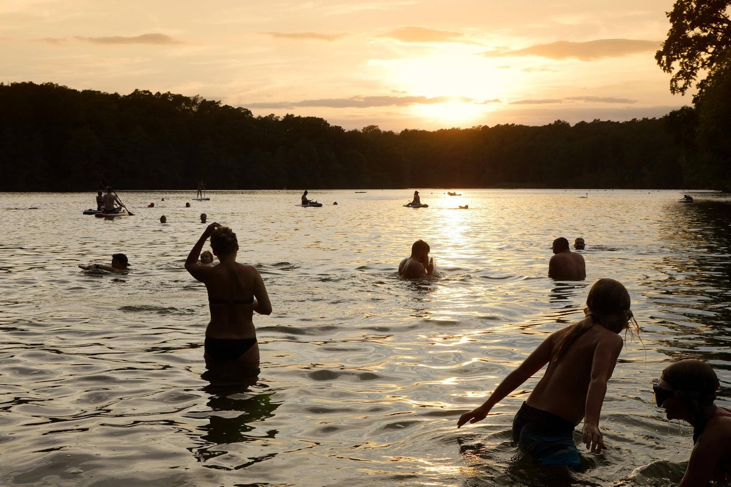 Menschen am Abend im Badesee