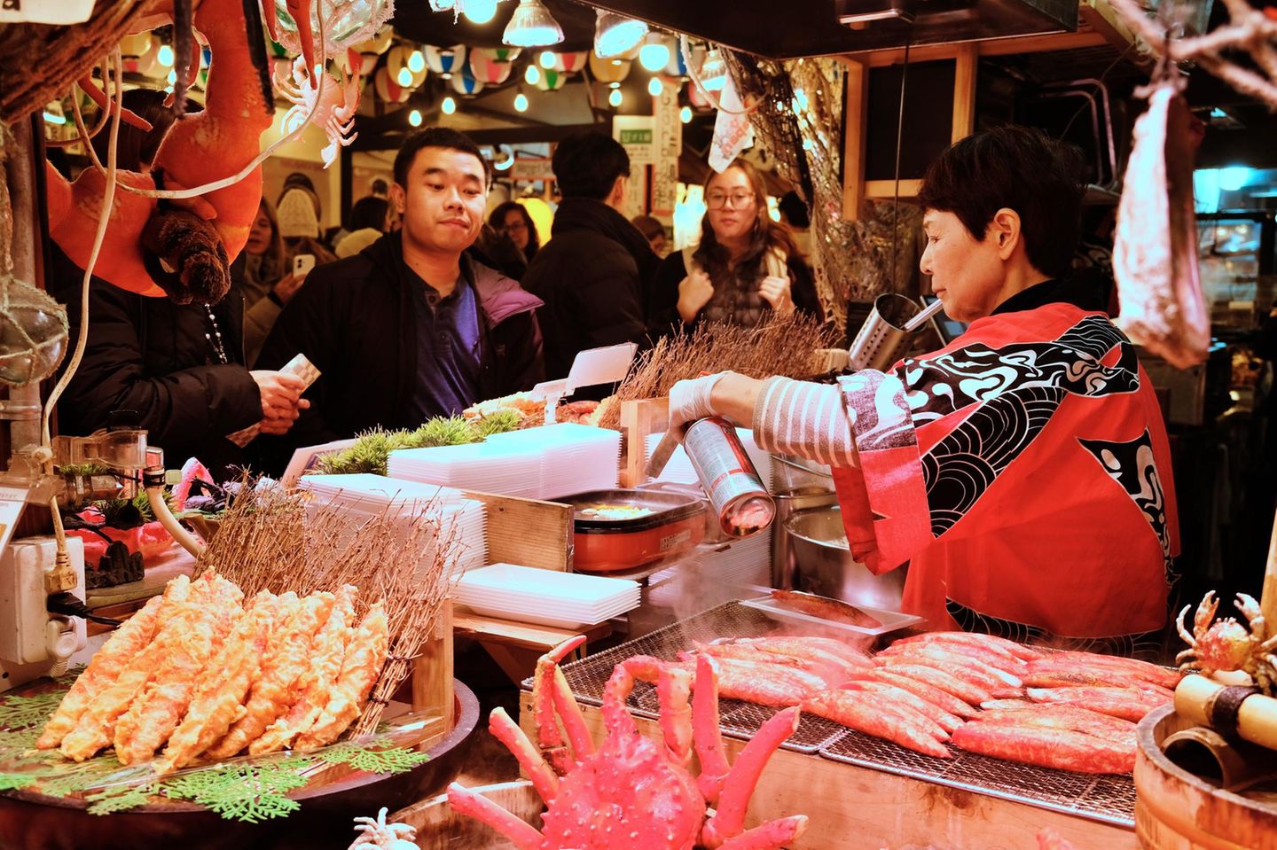 Köstliches aus Kyotos Küche: der Nishiki Markt Verkaufsstand auf dem Nishiki Markt