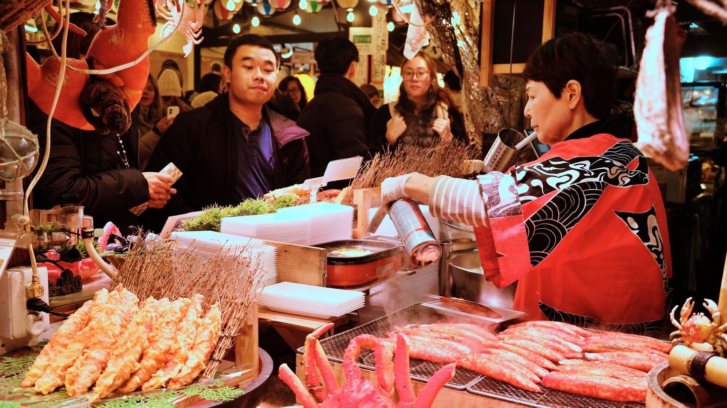 Köstliches aus Kyotos Küche: der Nishiki Markt Verkaufsstand auf dem Nishiki Markt