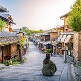Person auf Straße in Gion, links und rechts Häuser
