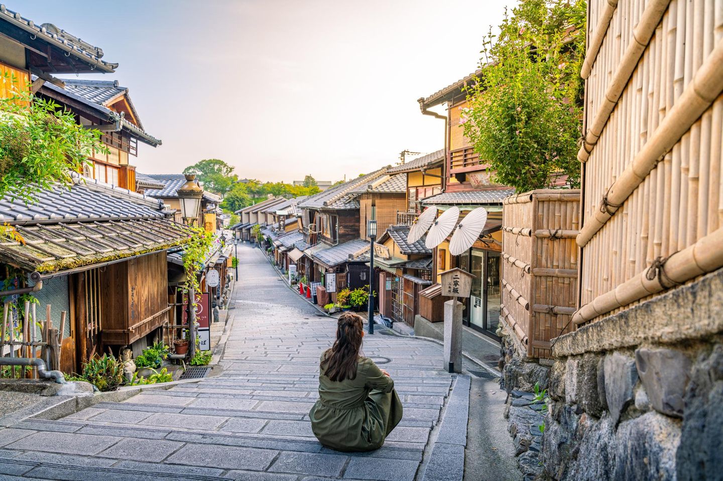 Faszinierende Geisha-Kultur: das Traditionsviertel Gion Person auf Straße in Gion, links und rechts Häuser