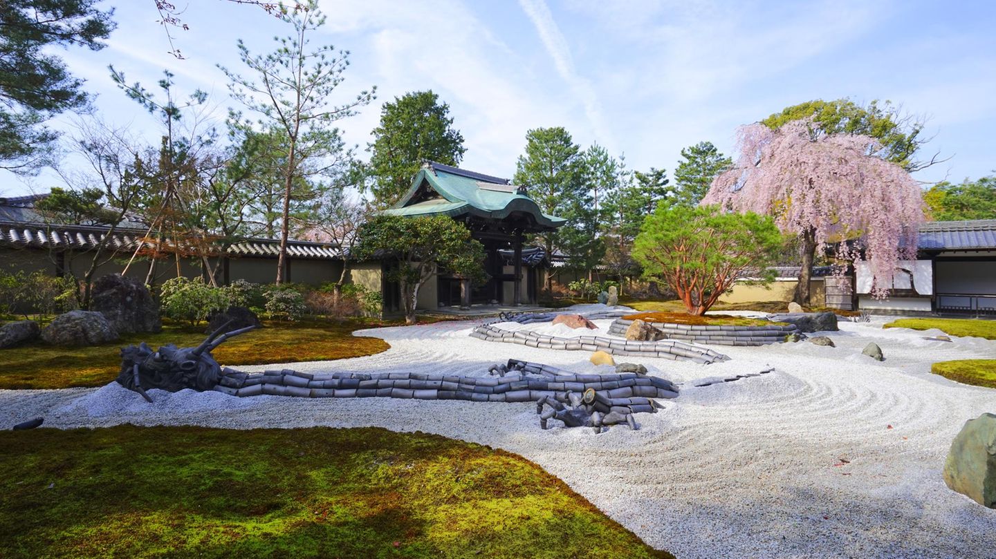 Spiel mit Formen und Farben: der Kodaiji-Tempel und seine Gärten Steingarten am Tempel Kodaiji, im Hintergrund Gebäude und Bäume