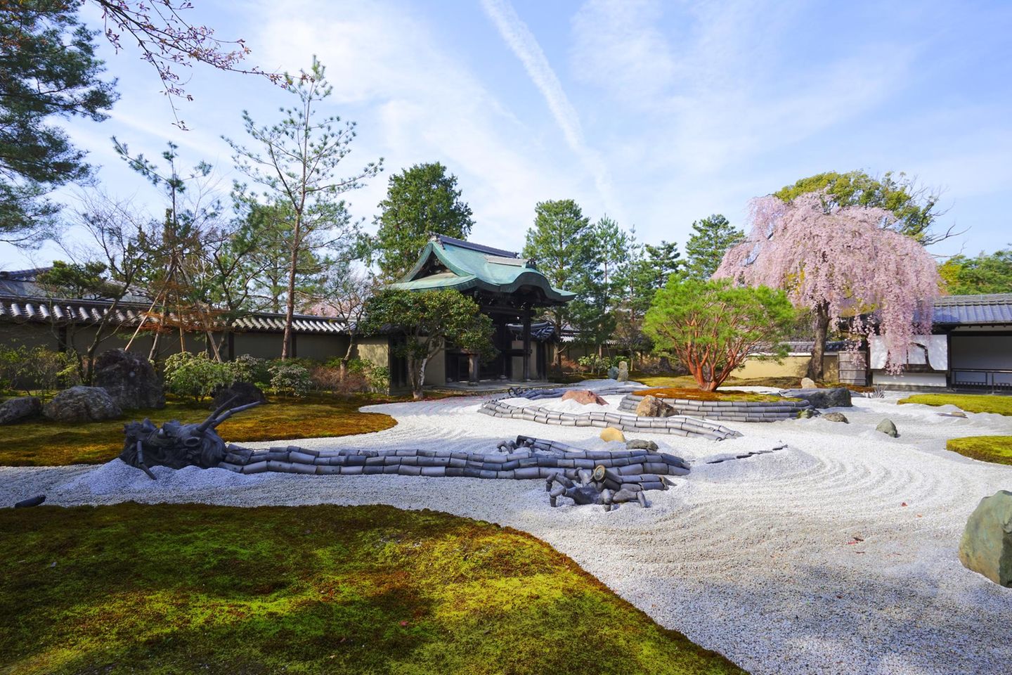 Spiel mit Formen und Farben: der Kodaiji-Tempel und seine Gärten Steingarten am Tempel Kodaiji, im Hintergrund Gebäude und Bäume