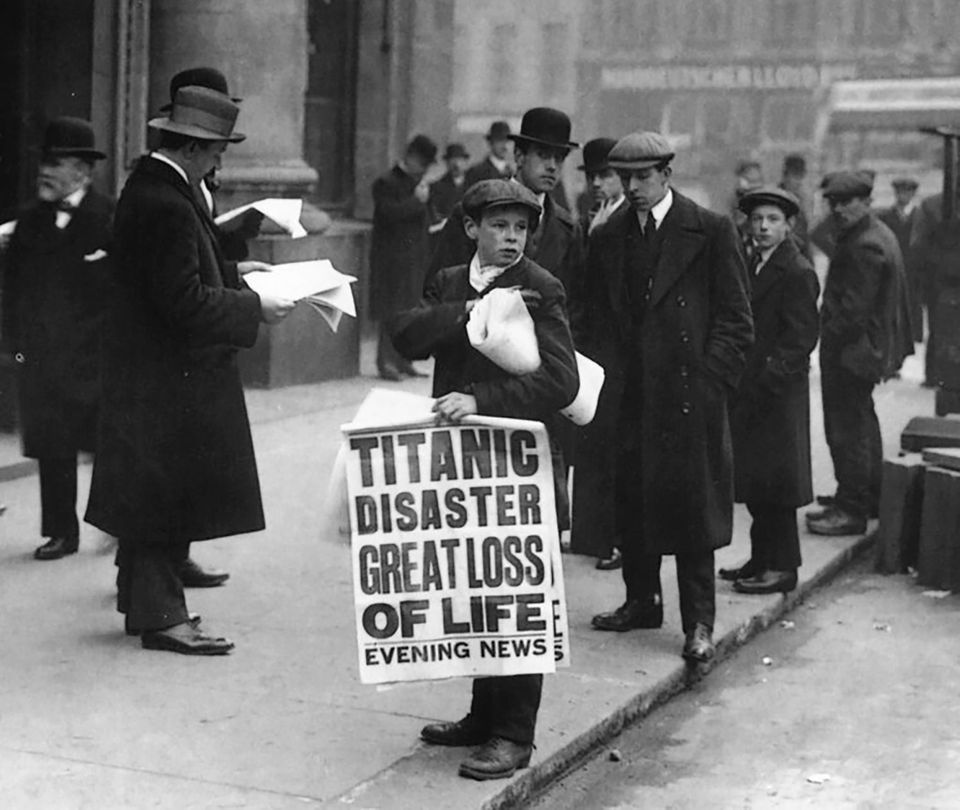 Zeitungsjunge verkündet Untergang der "Titanic" Zeitungsjunge verkündet Untergang der "Titanic"