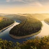 Die Saale schlängelt sich um die Laub- und Mischwälder Thüringens