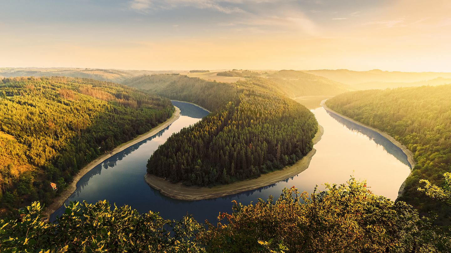 Die Saale schlängelt sich um die Laub- und Mischwälder Thüringens