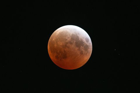 Bei einer totalen Mondfinsternis tauchen die Sonnenstrahlen im Wechselspiel mit der Erdatmosphäre den Mond in rotes Licht