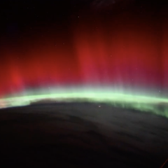 Bilder von der ISS: Seltene Aufnahmen: NASA-Astronaut filmt rote Polarlichter