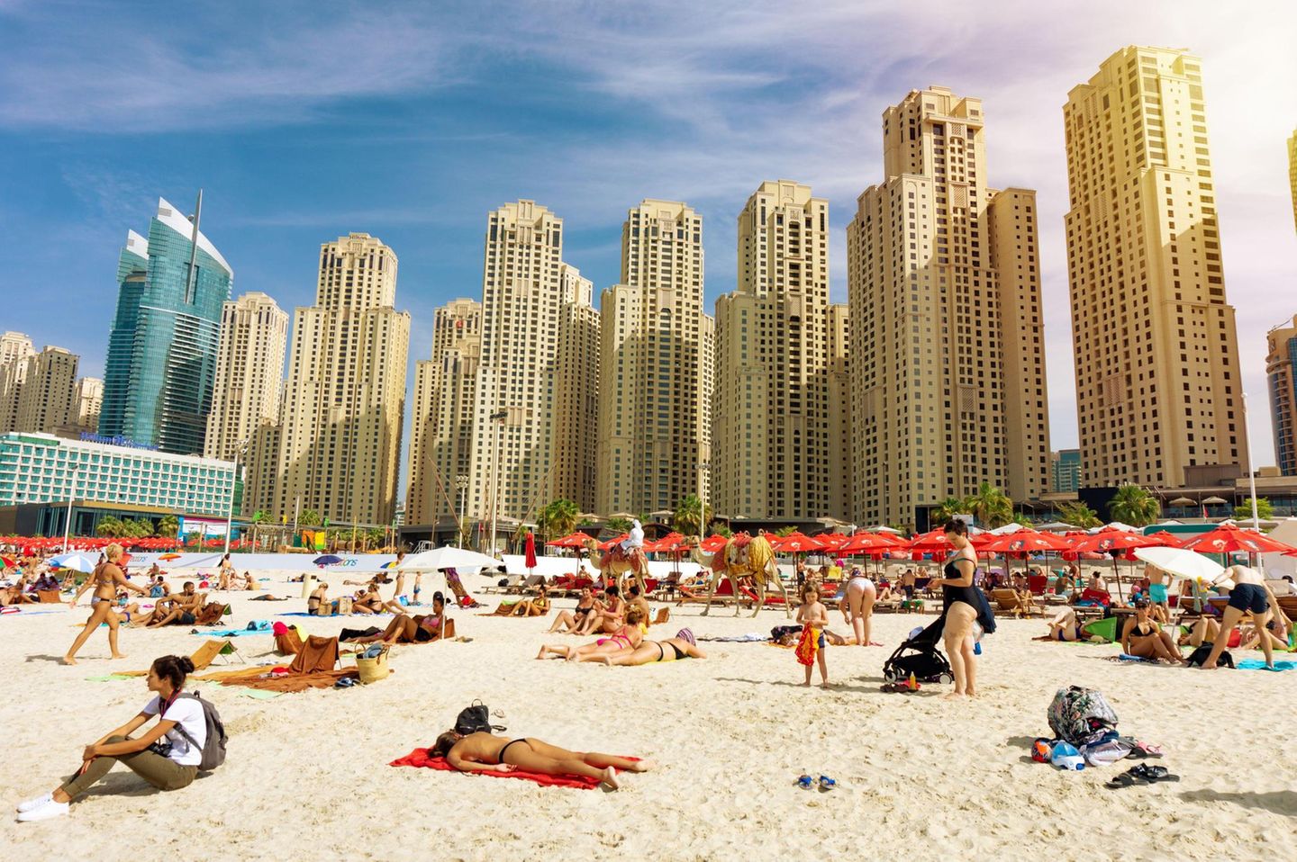 Dubai: Mehr Marketing als Authentizität Menschenmenge am Strand mit Hochhäusern im Hintergrund