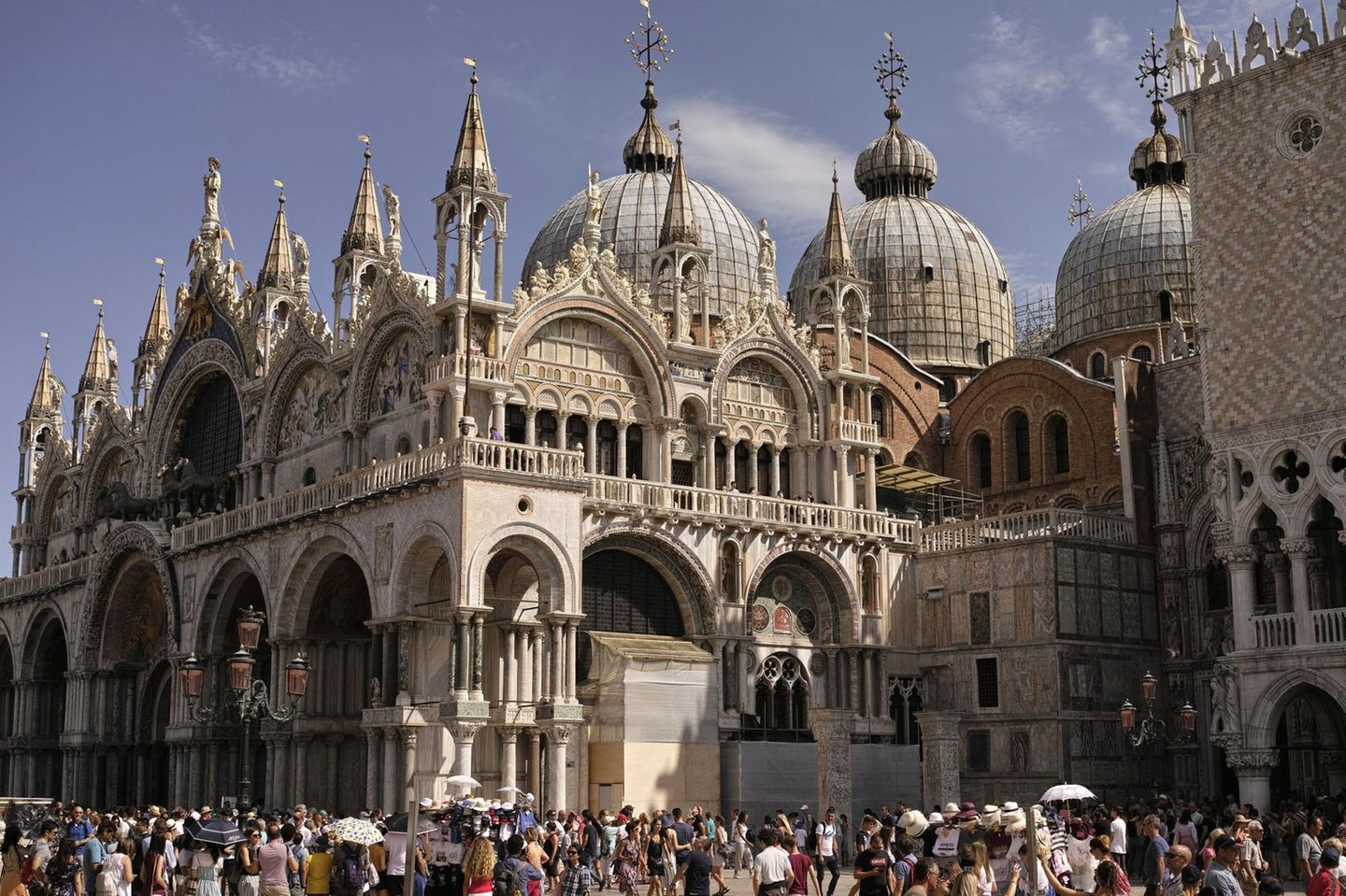 Venedig: Menschenmassen und Selfiesticks Menschenmenge vor altem, großem Gebäude